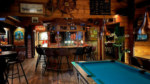 Accogliente pub con tavolo da biliardo e bar in legno al Parc Koudenburg, parco vacanze in Frisia, Paesi Bassi.