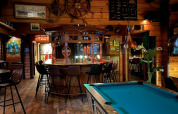 Bar chaleureux avec billard et déco en bois, une attraction phare du Parc Koudenburg à Friesland, Pays-Bas.