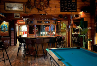 Gemütliche Bar mit Billardtisch in Parc Koudenburg, Friesland, Niederlande. Holzdekor und maritime Details.