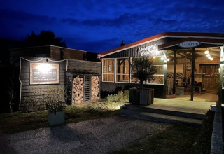 Foto serale di un accogliente bar presso il Parc Koudenburg, parco vacanze in Frisia, Paesi Bassi.