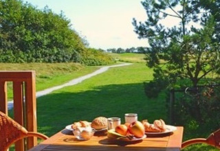 Tavolo per la colazione all'aperto con cibo e vista sul verde al Parc Koudenburg, Frisia, Paesi Bassi.