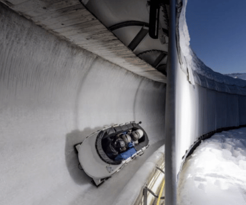 Persone su una pista di bob ghiacciata a Les Chalets Huttopia Champagny en Vanoise, Auvergne-Rhône-Alpes, Francia.