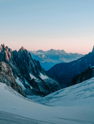 Montagnes alpines enneigées au lever du soleil près de Champagny-en-Vanoise, en Auvergne-Rhône-Alpes.