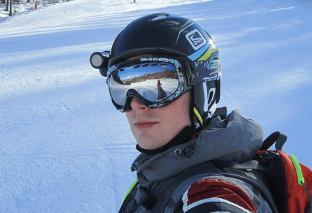 Jeune homme prenant un selfie sur une piste de ski enneigée près de Champagny-en-Vanoise, Auvergne-Rhône-Alpes.