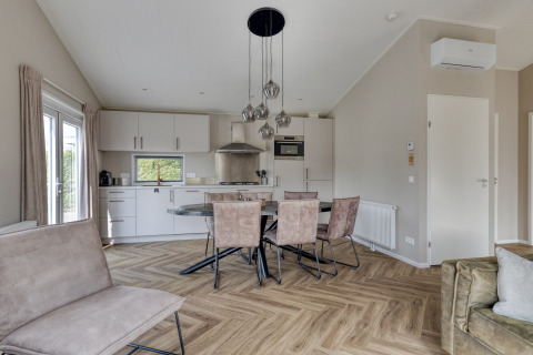 Cocina y comedor modernos en la cabaña Natuurhoeve, Park Westerkogge, Países Bajos, con diseño elegante.