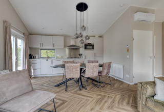 Moderne Küche und Essbereich in einer Lodge bei Natuurhoeve, Park Westerkogge, Niederlande, stilvoll eingerichtet.