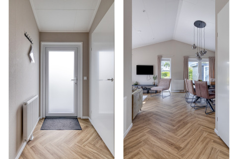 Eingangsbereich und Wohnzimmer einer modernen Lodge in Natuurhoeve, Park Westerkogge, Niederlande.