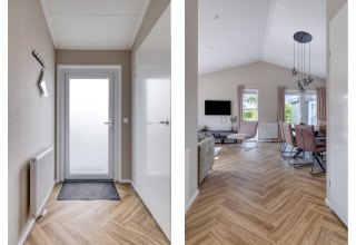 Ingresso e soggiorno di un moderno lodge a Natuurhoeve, Park Westerkogge, Paesi Bassi, con pavimento in legno.