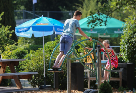 Bambini che giocano su una struttura da parco giochi al Vakantiepark Bonte Vlucht, Utrecht, Paesi Bassi.