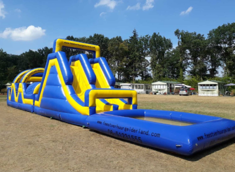 Große aufblasbare Wasserrutsche bei Camping Goorzicht in Nordholland, Niederlande, auf einer offenen Wiese.