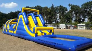 Grande scivolo d'acqua gonfiabile al Camping Goorzicht nel Noord-Holland, Paesi Bassi, su campo erboso.