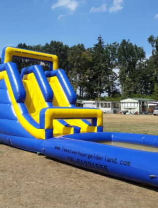 Grande scivolo d'acqua gonfiabile al Camping Goorzicht nel Noord-Holland, Paesi Bassi, su campo erboso.
