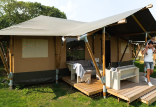 Tenda glamping al Camping Goorzicht in Olanda Settentrionale con papà e bambino sulla terrazza.