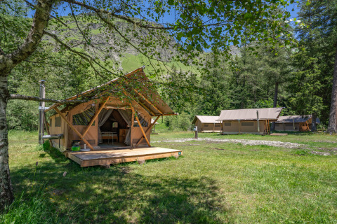Alojamiento glamping en Huttopia Vanoise – Champagny en Auvergne-Rhône-Alpes, Francia, rodeado de naturaleza.