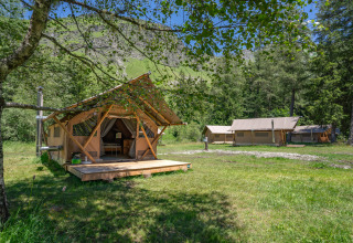 Glampingverblijf bij Huttopia Vanoise – Champagny in Auvergne-Rhône-Alpes, Frankrijk, omringd door natuur.