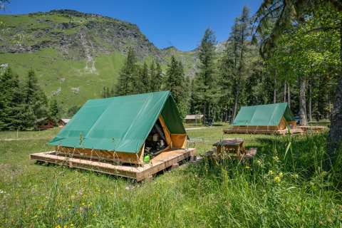 Alojamientos glamping con tiendas sobre plataformas de madera en Huttopia Vanoise, Auvergne-Rhône-Alpes.