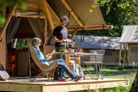 Due persone si rilassano in una tenda glamping a Huttopia Vanoise – Champagny, Auvergne-Rhône-Alpes.