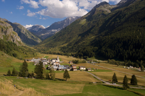 Alojamiento de glamping Huttopia Vanoise – Champagny en un valle montañoso de Auvernia-Ródano-Alpes, Francia.
