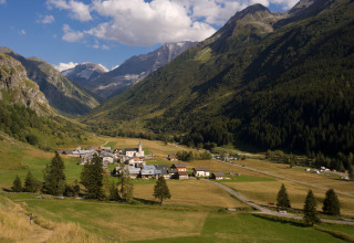 Glamping-Unterkunft Huttopia Vanoise – Champagny in einem grünen Tal der Alpenregion Auvergne-Rhône-Alpes.