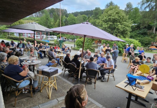 Persone partecipano a un evento all'aperto al Camping Reiler, un parco vacanze in Lussemburgo.