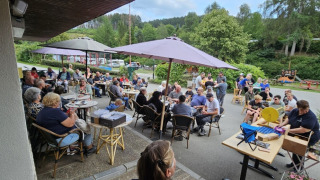 Des personnes participent à une activité extérieure au Camping Reiler, un parc de vacances au Luxembourg.