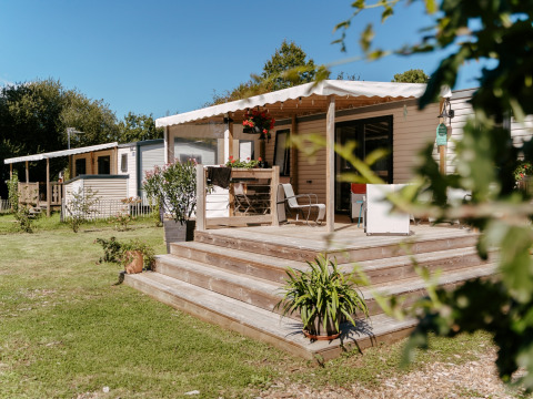 Stacaravan met overdekt terras bij Flower Camping Le Kerarno, vakantiepark in Bretagne, Frankrijk.