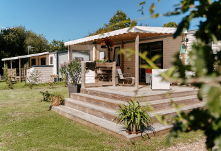 Casa mobile con veranda in legno al Flower Camping Le Kerarno, parco vacanze in Bretagna, Francia.