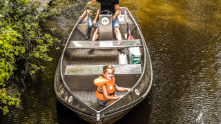 Familia paseando en barco en Holiday Park Mölke, un destacado parque vacacional en Overijssel, Países Bajos.