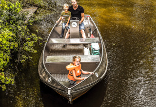 Familie genießt eine Bootsfahrt im Holiday Park Mölke, einem beliebten Ferienpark in Overijssel, Niederlande.
