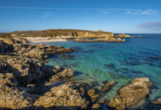 Côte rocheuse et mer bleue à Flower Camping Le Kerarno, un parc de vacances en Bretagne, France.