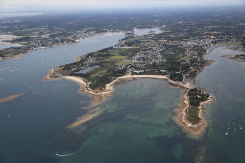Luftfoto af kystlandskabet omkring Saint-Philibert i Bretagne, Frankrig, med bugter og grønne marker.