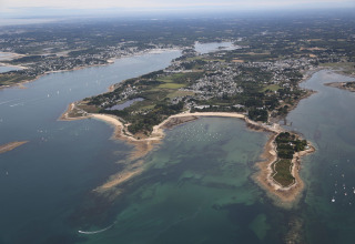 Luchtfoto van het kustgebied bij Saint-Philibert, Bretagne, Frankrijk, met baaien en groene velden.