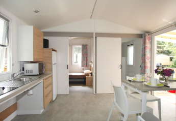 Casa mobile moderna Comfort Stacaravan PMR 29m2 al Flower Camping Le Kerarno con cucina e zona pranzo luminosa.