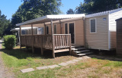 Comfort Stacaravan 32m2 Mobilheim mit Veranda auf Flower Camping Le Kerarno in Frankreich, sonnig.