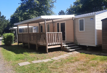 Casa mobile Comfort stacaravan 32m2 con veranda al Flower Camping Le Kerarno in Francia in una giornata di sole.