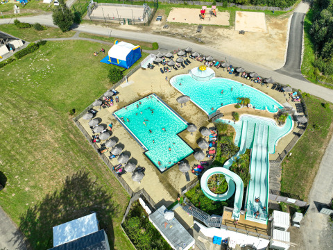Luftfoto af vandland, swimmingpools og vandrutschebaner på Flower Camping Le Vorlen i Bretagne, Frankrig.