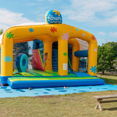 Kinderen spelen op een kleurrijk springkasteel bij Flower Camping Le Vorlen vakantiepark in Bretagne, Frankrijk.