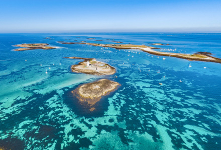 Luchtzicht op eilandjes en blauw water bij Fouesnant in Bretagne, Frankrijk, met talrijke zeilboten.