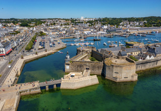 Vue aérienne du port historique et de la ville fortifiée près de Fouesnant, en Bretagne, France, sous le soleil.