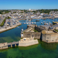 Luchtbeeld van de historische haven en vestingstad nabij Fouesnant, Bretagne, Frankrijk, op een zonnige dag.