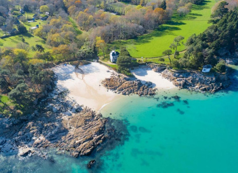 Luchtzicht op Flower Camping Le Vorlen in Bretagne, Frankrijk met zandstrand en helder water.