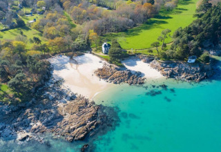 Luftfoto af det smukke Le Vorlen feriepark ved kysten i Bretagne, Frankrig med blågrønt hav.