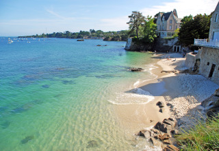 Schilderachtige kust in de buurt van Fouesnant in Bretagne, Frankrijk, met helder water en gezellige villa’s.