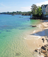 Schilderachtige kust in de buurt van Fouesnant in Bretagne, Frankrijk, met helder water en gezellige villa’s.