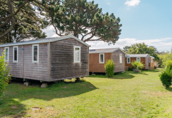 Casa móvil estándar de madera con 2 dormitorios y terraza integrada en Flower Camping Le Vorlen, Francia.