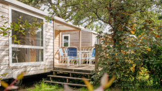 Standard Holzmobilheim mit 2 Schlafzimmern und integrierter Terrasse in grüner, ruhiger Lage.