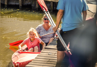 Madre e hija disfrutan de un paseo en kayak en un muelle del Holiday Park Mölke en Overijssel, Países Bajos.