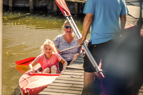 Madre e figlia si godono un giro in kayak vicino a un pontile a Holiday Park Mölke in Overijssel, Paesi Bassi.