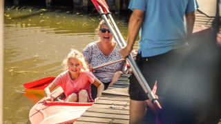 Madre e hija disfrutan de un paseo en kayak en un muelle del Holiday Park Mölke en Overijssel, Países Bajos.