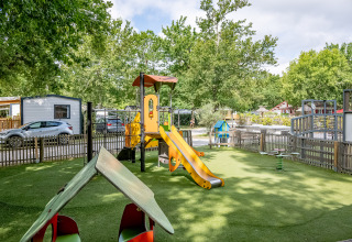 Spielplatz mit Rutsche und Spielgeräten bei Flower Camping La Canadienne in Nouvelle-Aquitaine, Frankreich.